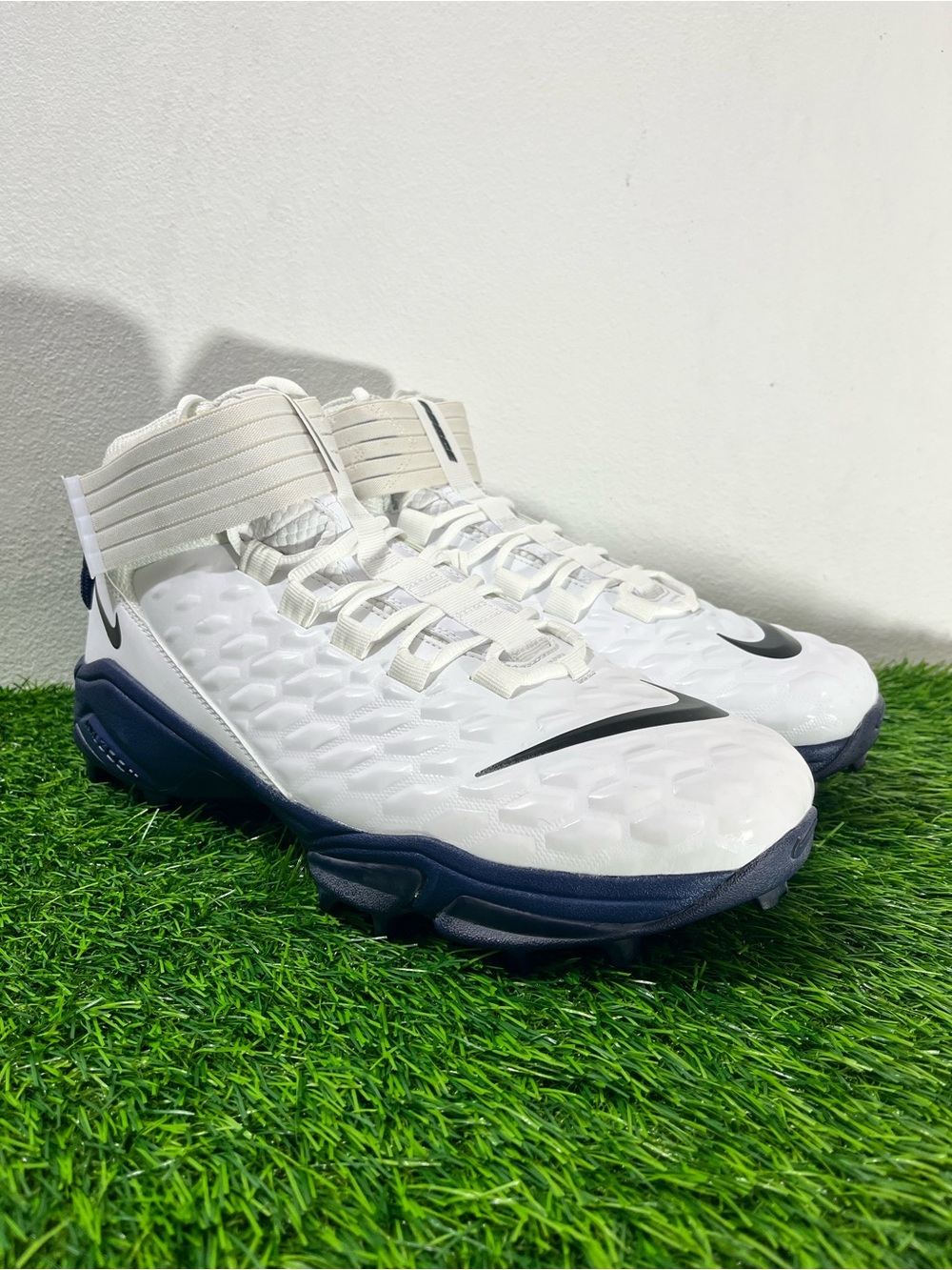 Nike Men’s 13 Force Savage Pro 2 Shark Football Cleats White/Navy BV5448-102 NEW